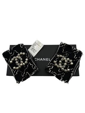 Chanel Pearl-Embellished Tweed & Leather Cutoff Gloves – Size 7.5
